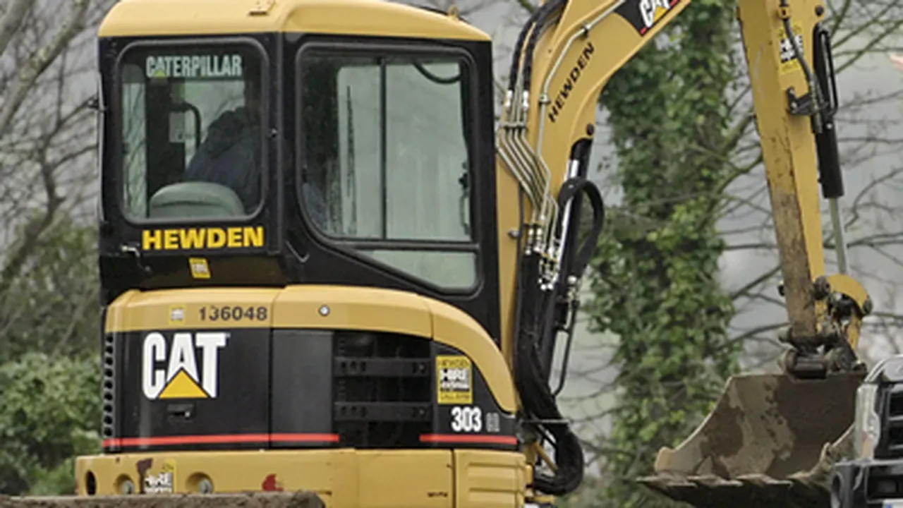 O fetiţă de trei ani a cumpărat un excavator de pe internet