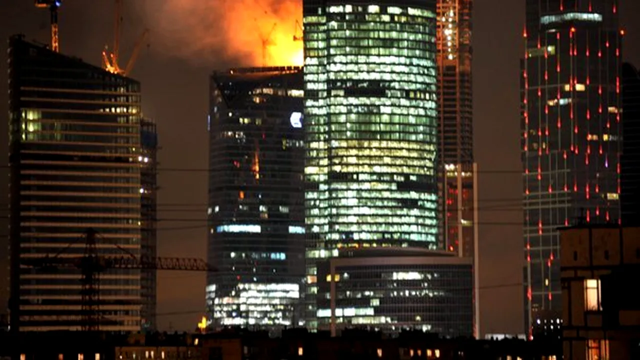 Un incendiu de proporţii a cuprins Turnul Federaţiei din Moscova