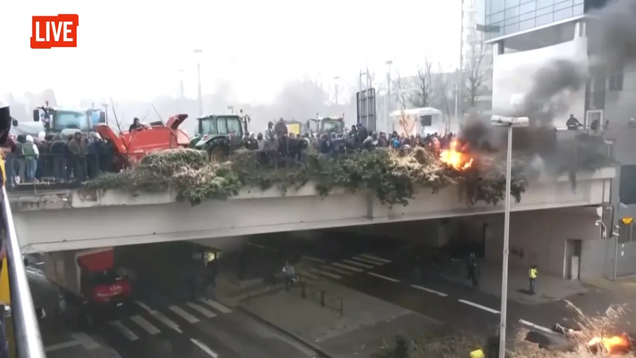 Protestul tractoarelor la Bruxelles, scene de gherilă urbană. Fermierii dau foc, forţează blocajele poliţiei şi asediază clădirile UE