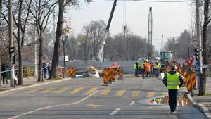 Carosabil SURPAT în centrul Capitalei - Ministrul Transporturilor: Sunt accidente tehnice care se întâmplă oriunde în lume. Tasările sunt 