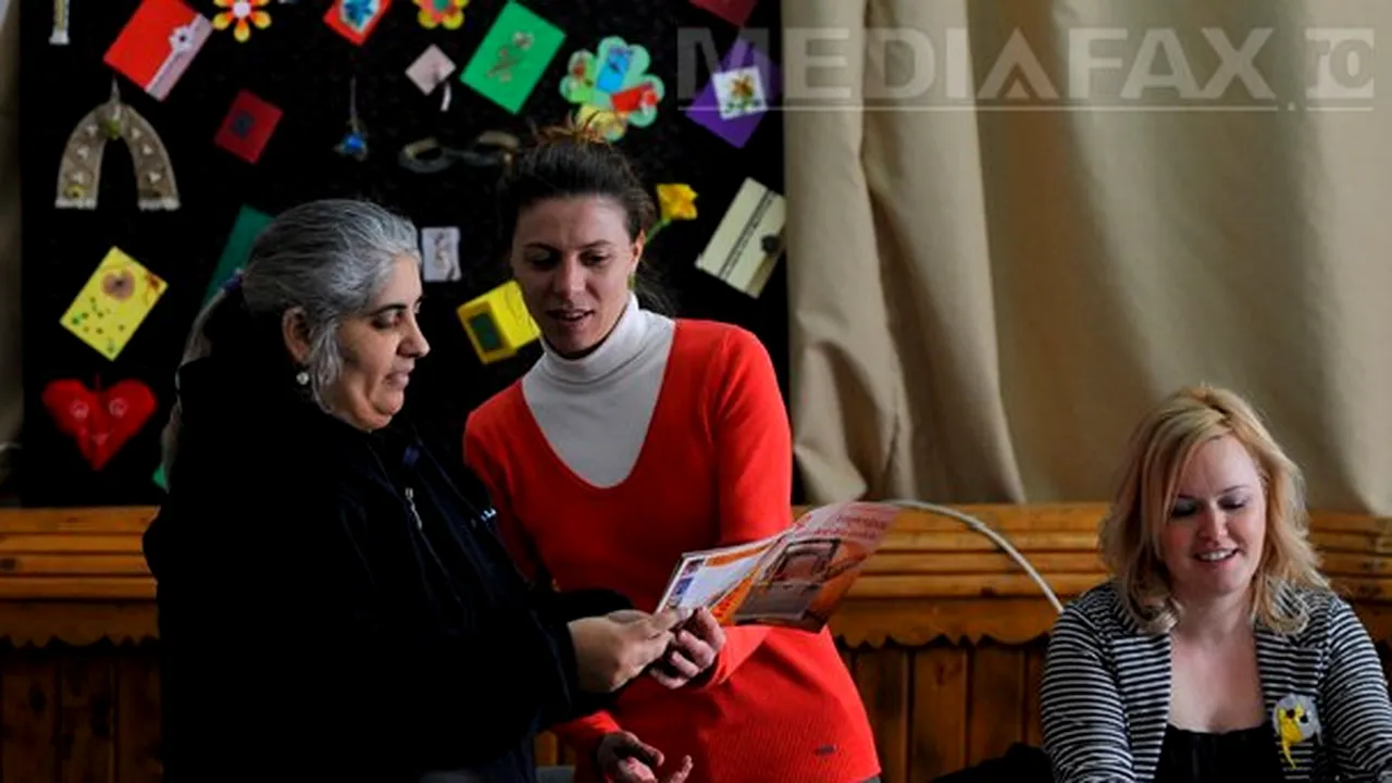 Deţinutele iubitoare de Sandra Brown de la Târgşor au primit cărţi de Dan Puric - FOTO
