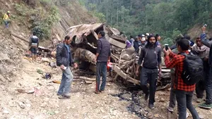 Cel puţin 24 de morţi după ce un autocar a căzut într-o prăpastie, în Nepal