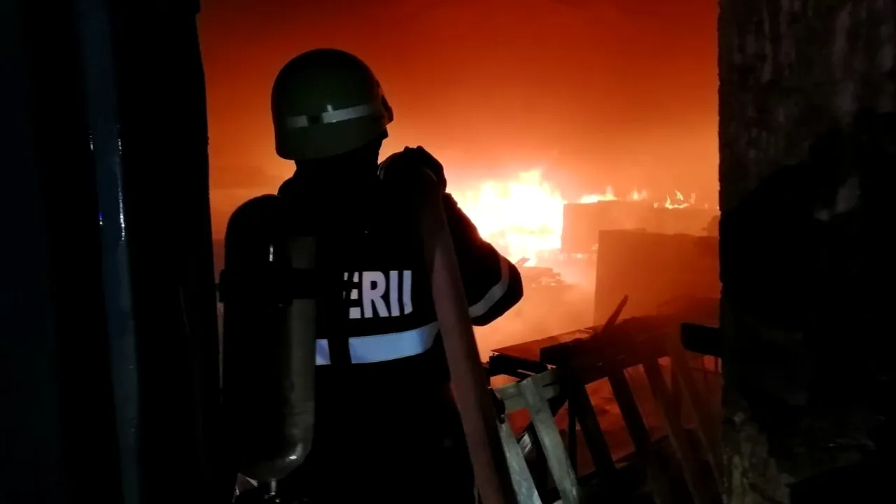 Incendiu puternic la o fabrică de cherestea din judeţul Sibiu
