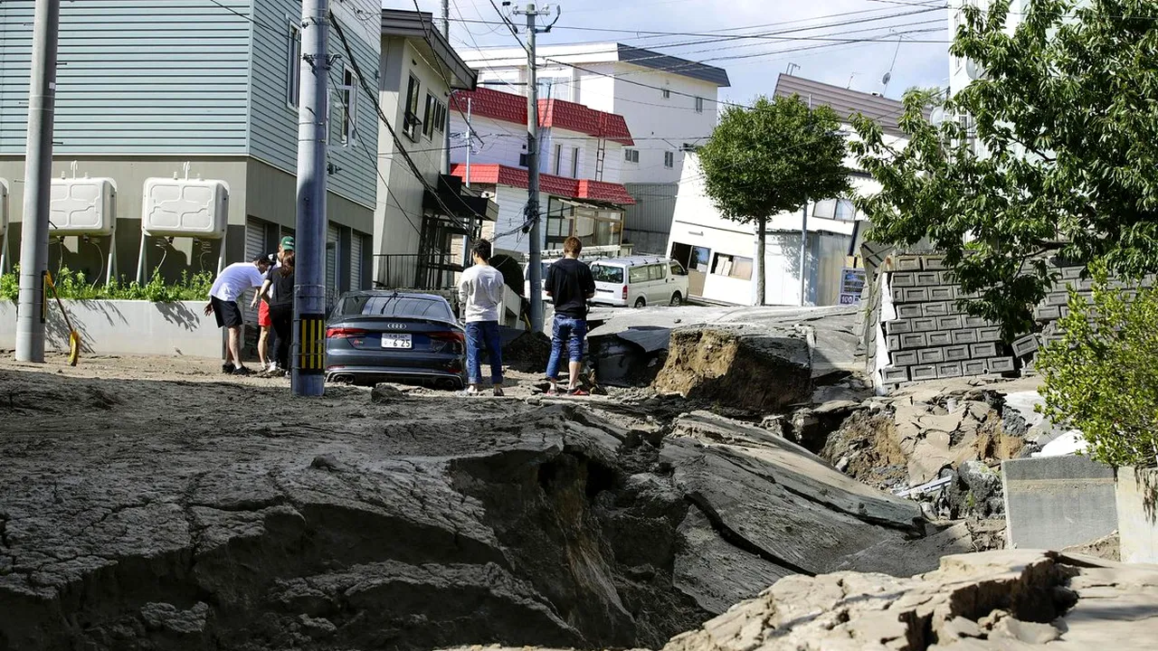 Cutremurul puternic din Japonia. Alunecări de teren şi multiple victime: cel puţin 40 persoane dispărute şi 140 de răniţi - FOTO, VIDEO