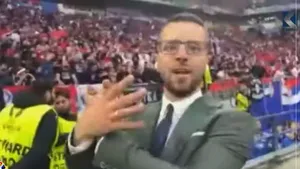 Un jurnalist kosovar îşi pierde acreditările la Euro 2024 după ce a imitat vulturul albanez, iar federaţia din Serbia a fost amendată