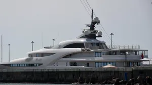 Iahtul lui Putin a părăsit de urgenţă şantierul naval german unde era modernizat. Presa germană: 