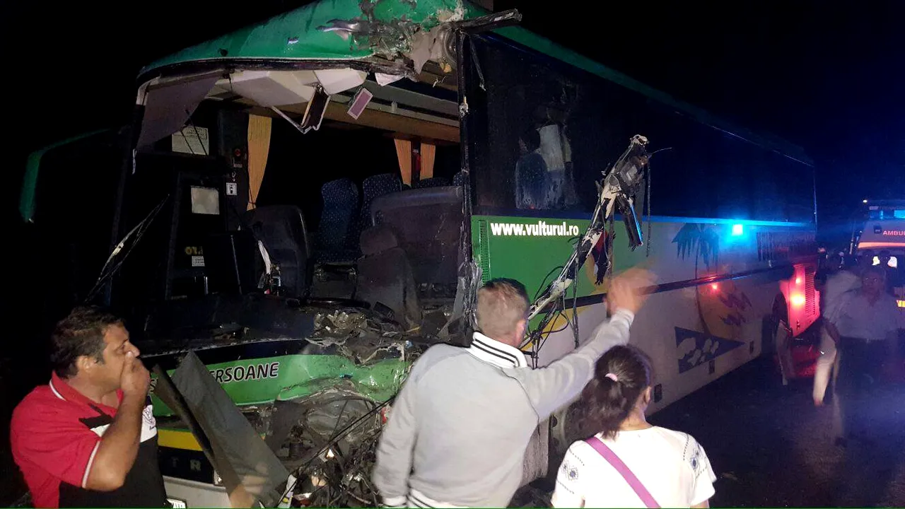 Argeş: 14 angajaţi ai Uzinei Dacia răniţi în urma unui accident între două autobuze. Starea răniţilor este stabilă, trei sau patru vor rămâne internaţi - GALERIE FOTO, VIDEO  