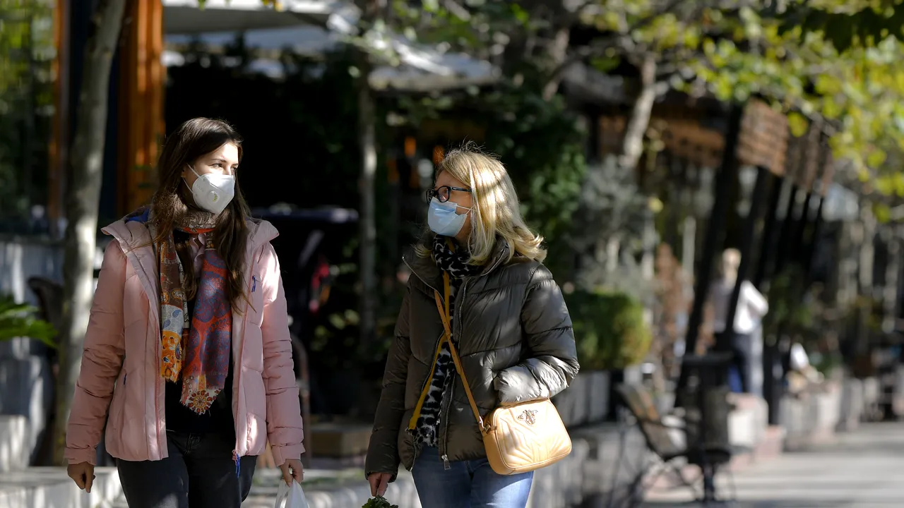 Masca de protecţie, obligatorie în spaţiile publice din Bucureşti. Ce amenzi riscă oamenii şi ce trebuie să ştie fumătorii despre restricţii