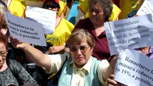 Aproximativ 500 de persoane participă la un miting de protest în faţa Prefecturii Sălaj