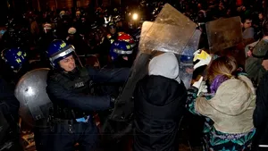 Maşina Prinţului Charles, atacată de protestatari la Londra