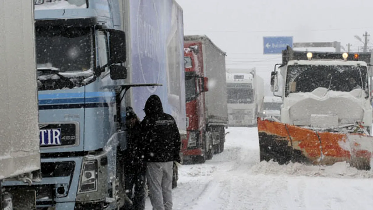 Autocar cu 40 de persoane şi 36 de autotrenuri, oprite la Hârşova din cauza zăpezii 