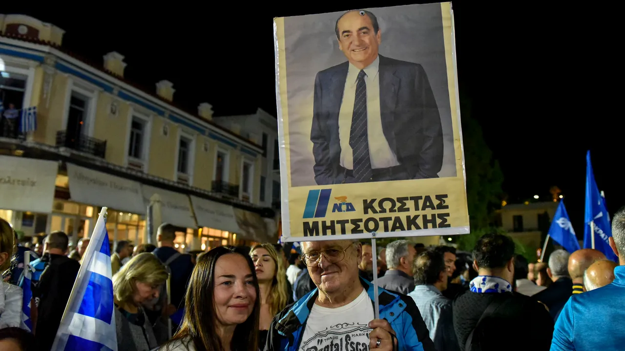 Grecii se îndreaptă către urne. Niciun partid nu deţine majoritatea, potrivit sondajelor