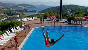 Un copil cu dizabilități a fost exclus de la activitatea la piscină din tabără. Părinții i-au dat în judecată pe organizatori