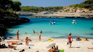 Topul celor mai IEFTINE destinaţii turistice cu plajă din Europa în 2017: Vecinii bulgari, cap de listă