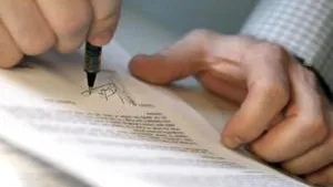 Suspendarea contractului de muncă la plângerea penală a angajatorului, neconstituţională