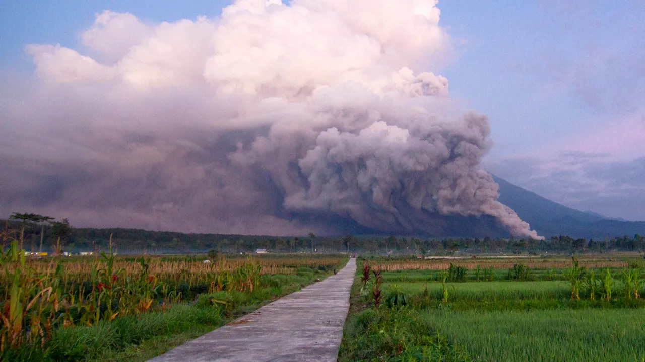Erupţie vulcanică în Indonezia. Mii de persoane au fost evacuate