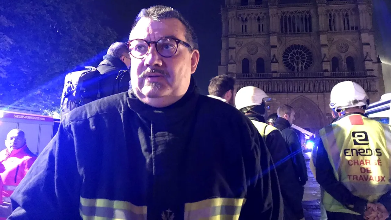Cine este PREOTUL EROU care a reuşit să salveze Coroana de Spini a lui Iisus din incendiul DEVASTATOR de la Catedrala Notre-Dame