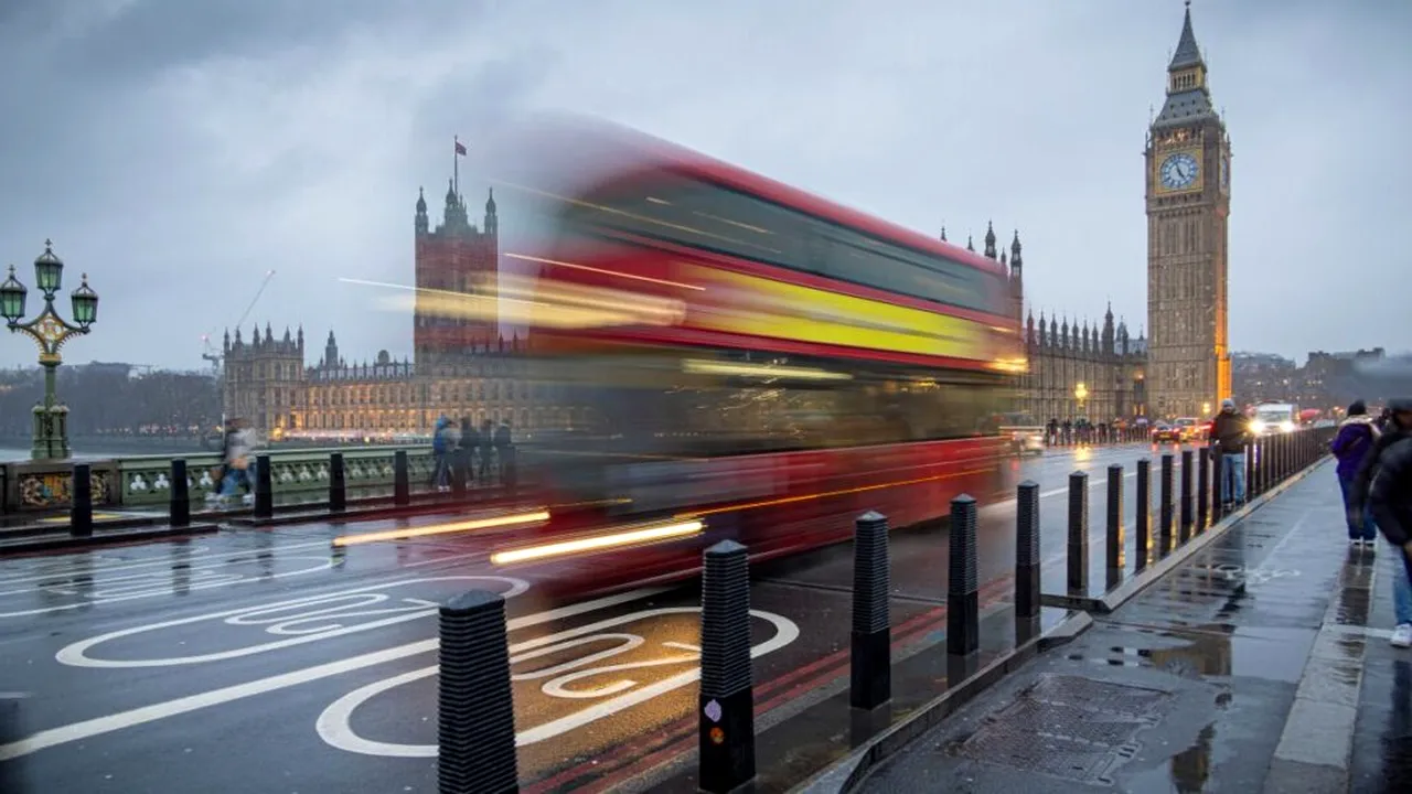 Criză fiscală la Londra: bugetul de toamnă testează limitele Guvernului Britanic, condus de laburiști