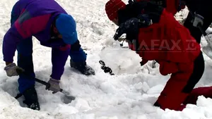 Sibiu: Patru salvamontişti, surprinşi de o avalanşă la Bâlea Lac