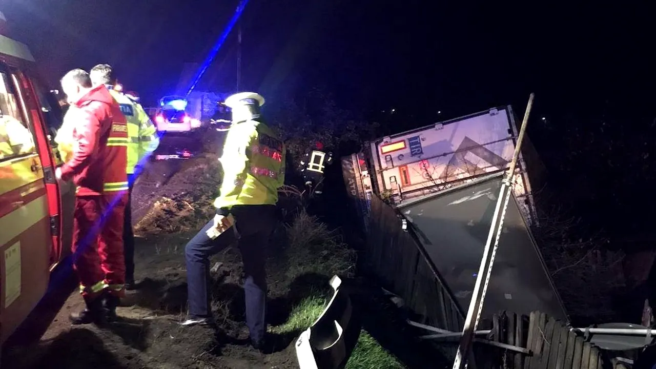 Un şofer care s-a răsturnat cu maşina la marginea drumului a fost salvat de un echipaj de mascaţi aflat în zonă