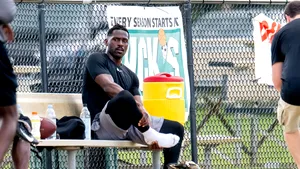 Un fotbalist american s-a predat după ce a agresat fizic un curier şi i-a furat cheile de la maşină. De ce s-a înfuriat sportivul