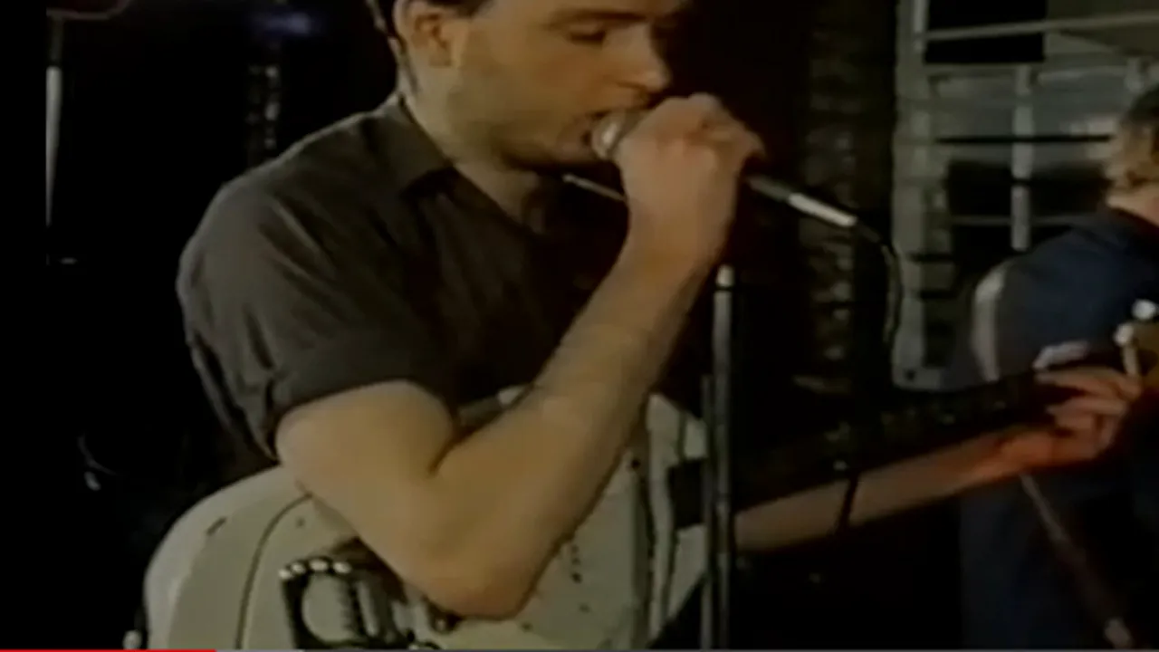 Un grup de fani ai Joy Division vrea să cumpere casa lui Ian Curtis şi să o transforme în muzeu