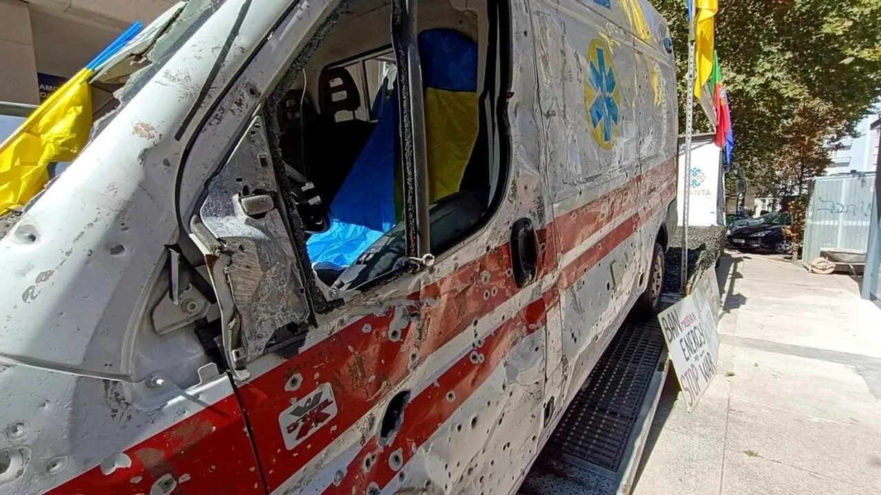 Ambulanță ucraineană ciuruită de gloanțe, expusă în fața Ambasadei Rusiei din Portugalia