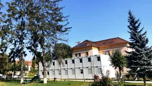 În plin val 4, un paznic la Unitatea de Primiri Urgenţe a fost prins dormind tun