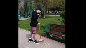 VIDEO Persoanele din Sectorul 5, care aruncă pe jos coji de seminţe, sunt puse să măture 