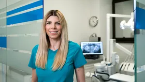 Dr. Denisa Zaharia: „Albirea dentară efectuată acasă are riscuri ireversibile”