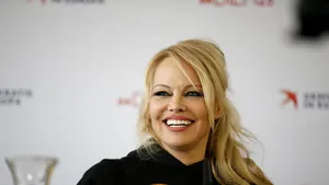 Pamela Anderson, pentru prima dată pe coperta Vogue. Vedeta a fost fotografiată de un ROMÂN | FOTO