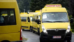 Guvernul îşi asumă răspunderea pentru abrogarea OUG care bloca transportul judeţean gratuit pentru elevi