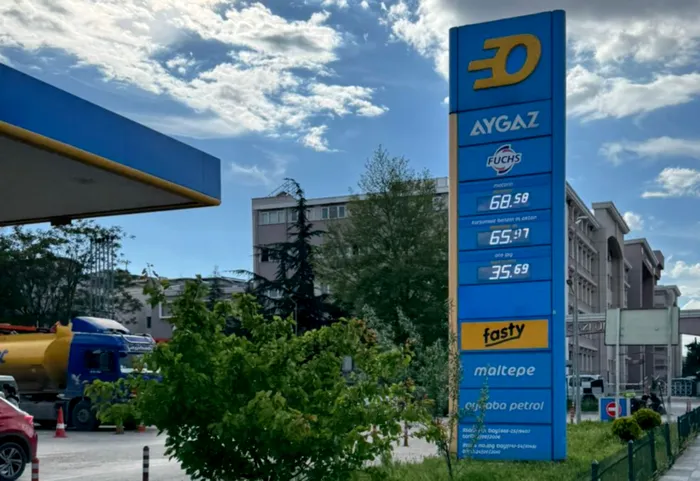 SOCIAL Atenție, România! Cât costă carburantul în trei țări intens frecventate de români în sezonul estival. Unde faci plinul cel mai ieftin în 2026