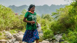 FOTO O femeie din Mexic a câştigat un ultramaraton de 50 de km, purtând o fustă şi saboţi de cauciuc