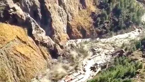 Cel puţin 11 persoane au murit după ce un gheţar din Himalaya s-a desprins şi a distrus un baraj