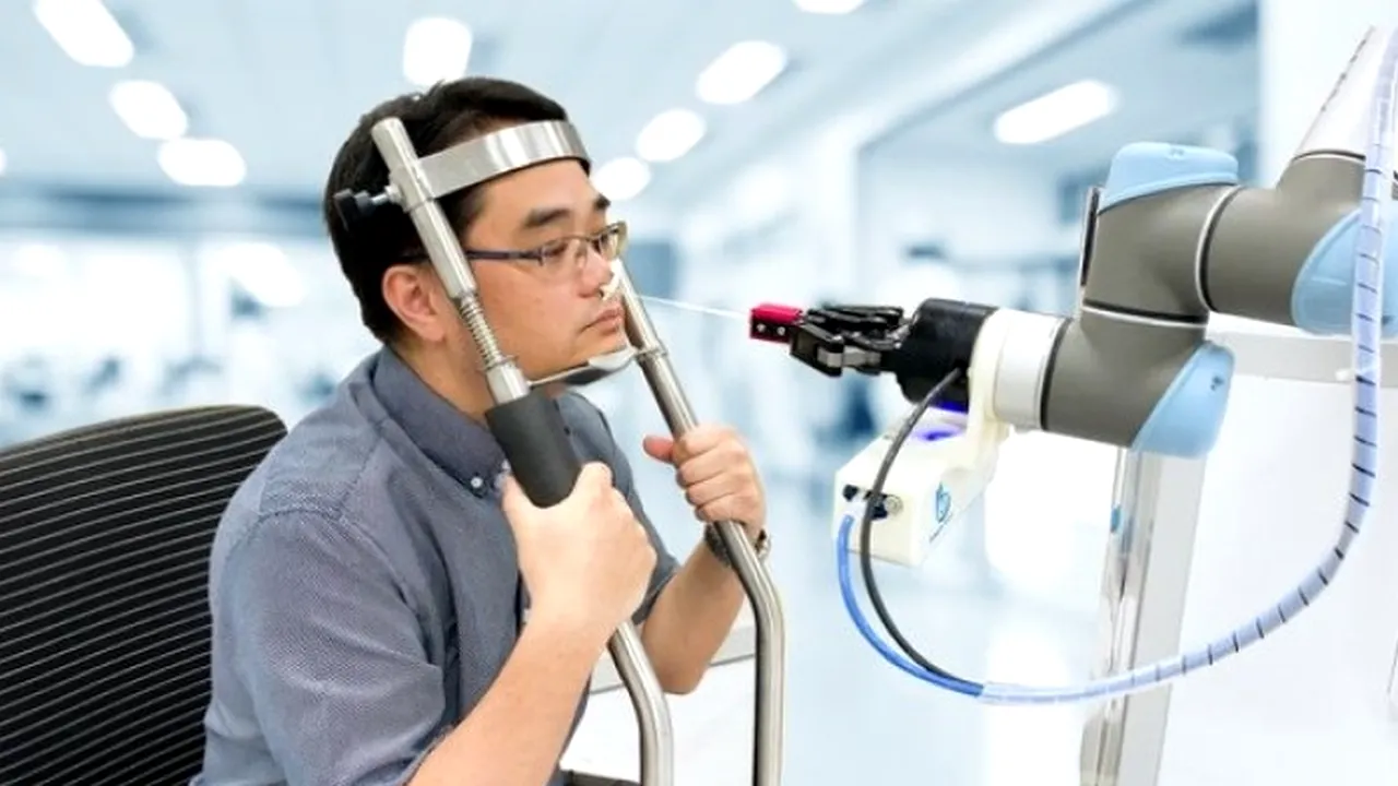 Un robot prelevează mostre pentru Covid din nasul pacienţilor