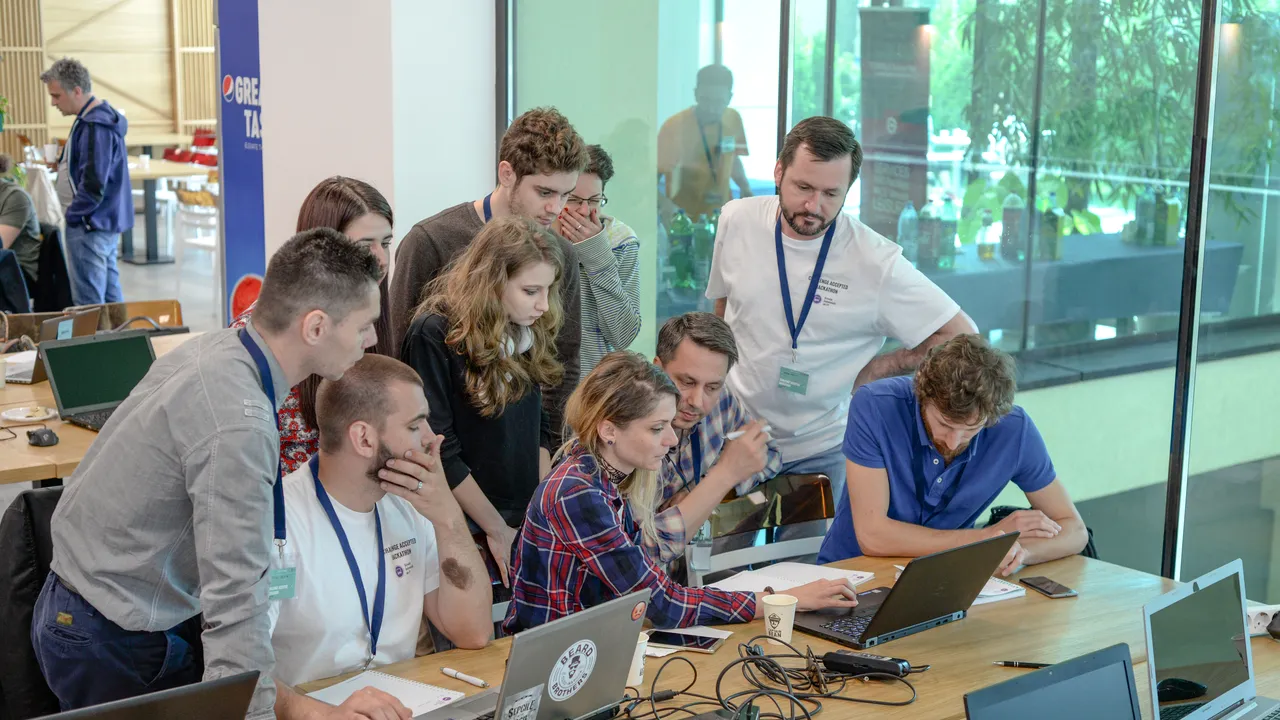 Pandemia te-a lăsat fără job? Un program digital dedicat reconversiei profesionale te ajută să devii IT-ist 