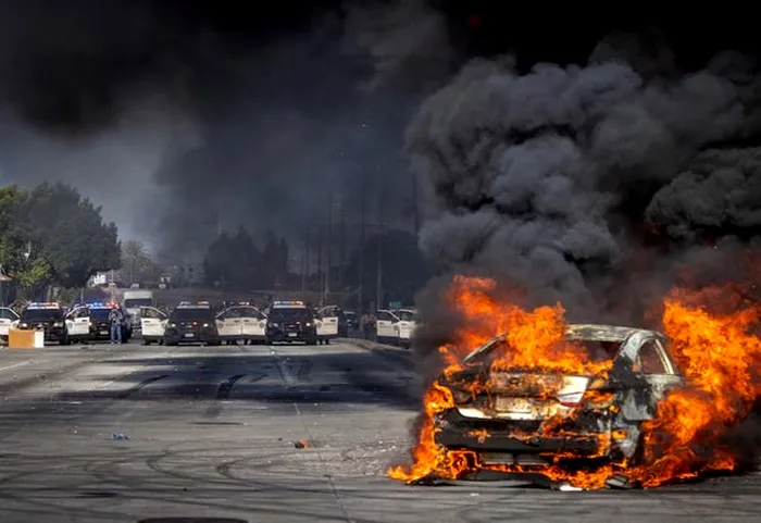 Protestele împotriva agenţilor de imigrare continuă în Los Angeles.Trump mobilizează Garda Naţională