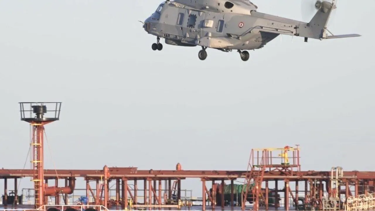 Breaking News Macron anunță interceptarea unui petrolier rusesc în Mediterană: „pavilion fals”