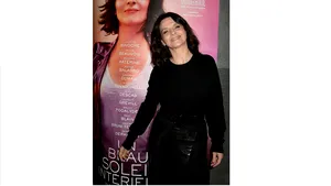 ”Lumina dinăuntru” lui Juliette Binoche străluceşte în nuanţe de senzualitate devastatoare, într-un film despre nevoia disperată de iubire