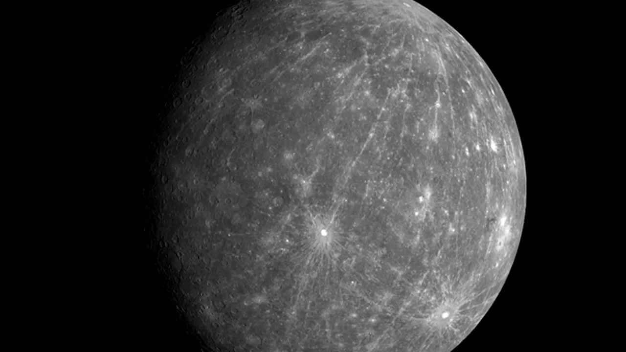 NASA: Fotografii spectaculoase cu depozite de gheaţă aflate în cratere de pe Mercur