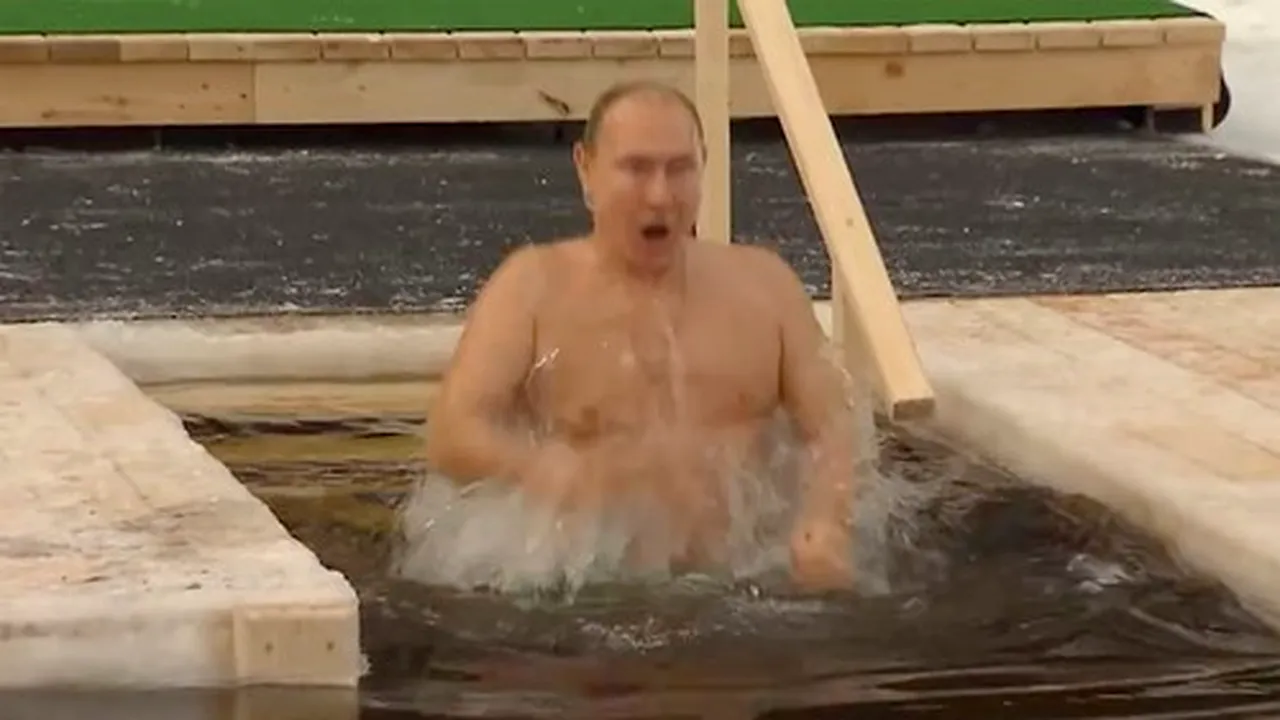 VIDEO Putin a celebrat Boboteaza pe stil vechi cu o baie 