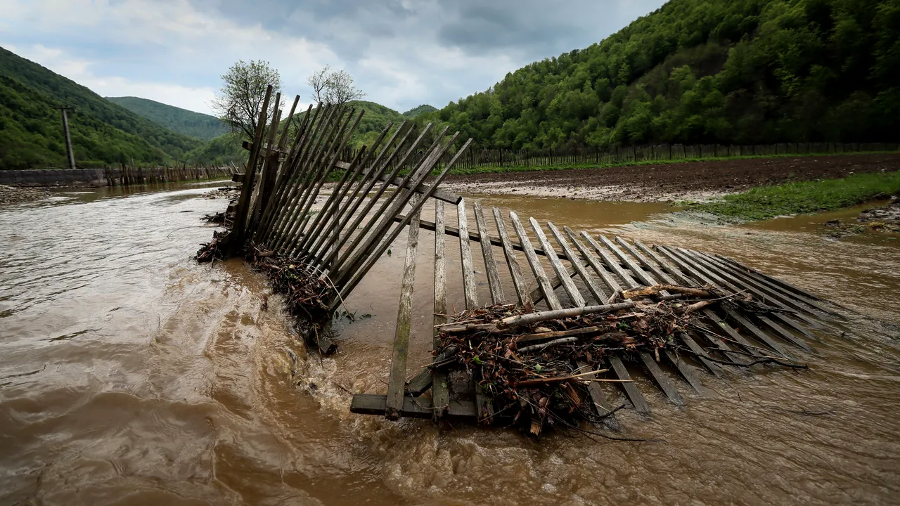 Avertizări METEO: Cod portocaliu de inundaţii pe râuri din judeţele Vaslui şi Iaşi. Cod galben în şase judeţe