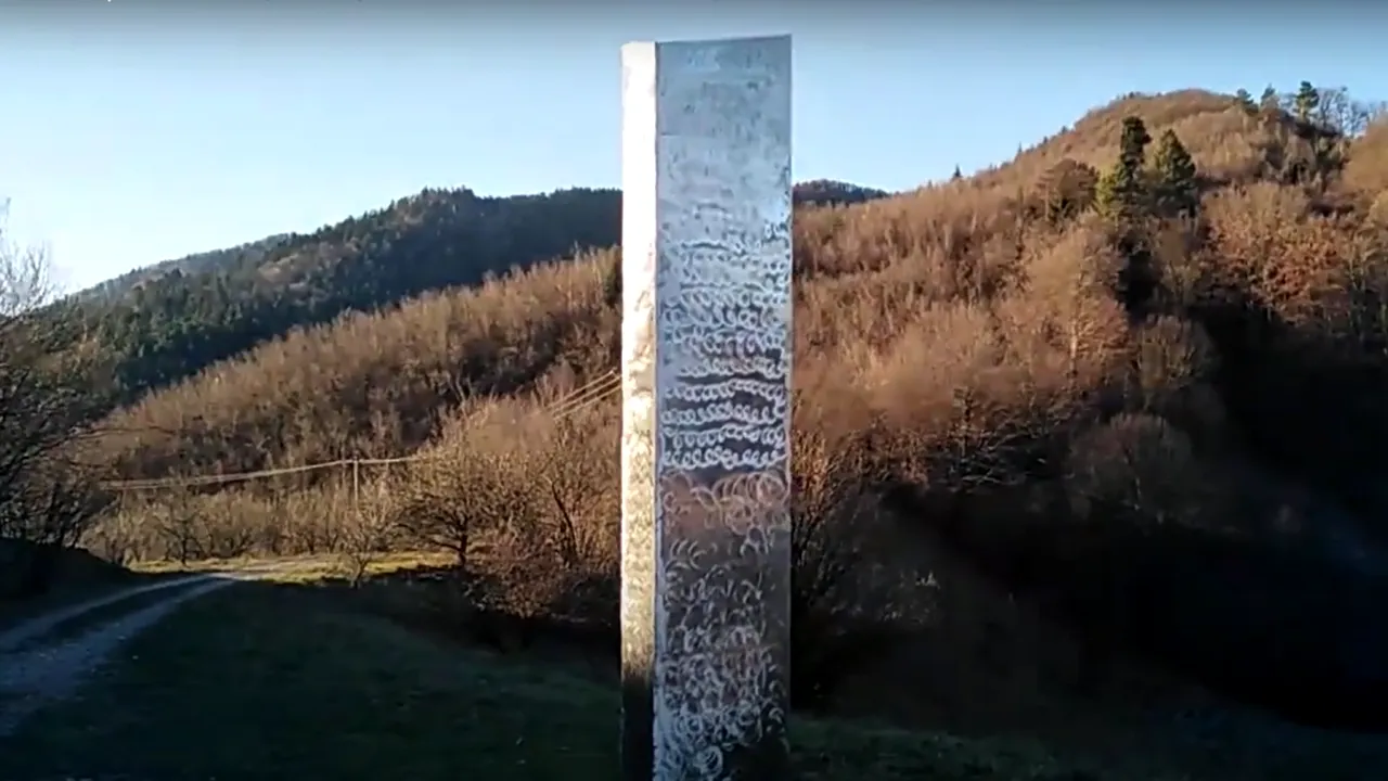 VIDEO Misterul monolitului metalic, în România. Un obiect asemănător celui care i-a nedumerit pe americani a dispărut din Piatra Neamţ