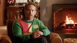 Ryan Reynolds scoate de la naftalină puloverul de crăciun şi continuă campania pentru copiii bolnavi VIDEO 