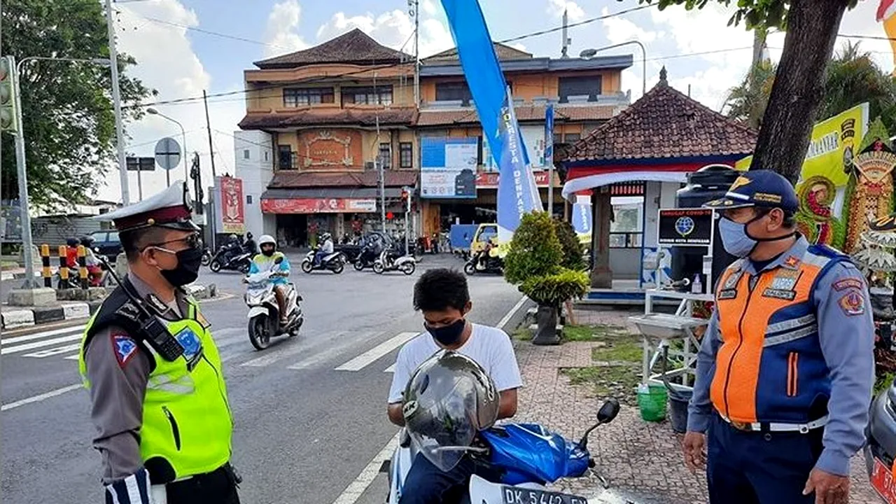 FOTO Metoda inedită prin care poliţiştii din Bali îi pedepsesc pe cei ce nu poartă masca obligatorie în public