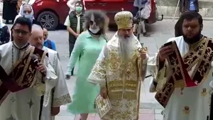 VIDEO | Cel mai bizar moment de după ridicarea restricţiilor: o femeie a făcut piruete în jurul lui ÎPS Teodosie, în timpul primei slujbe din perioada de relaxare