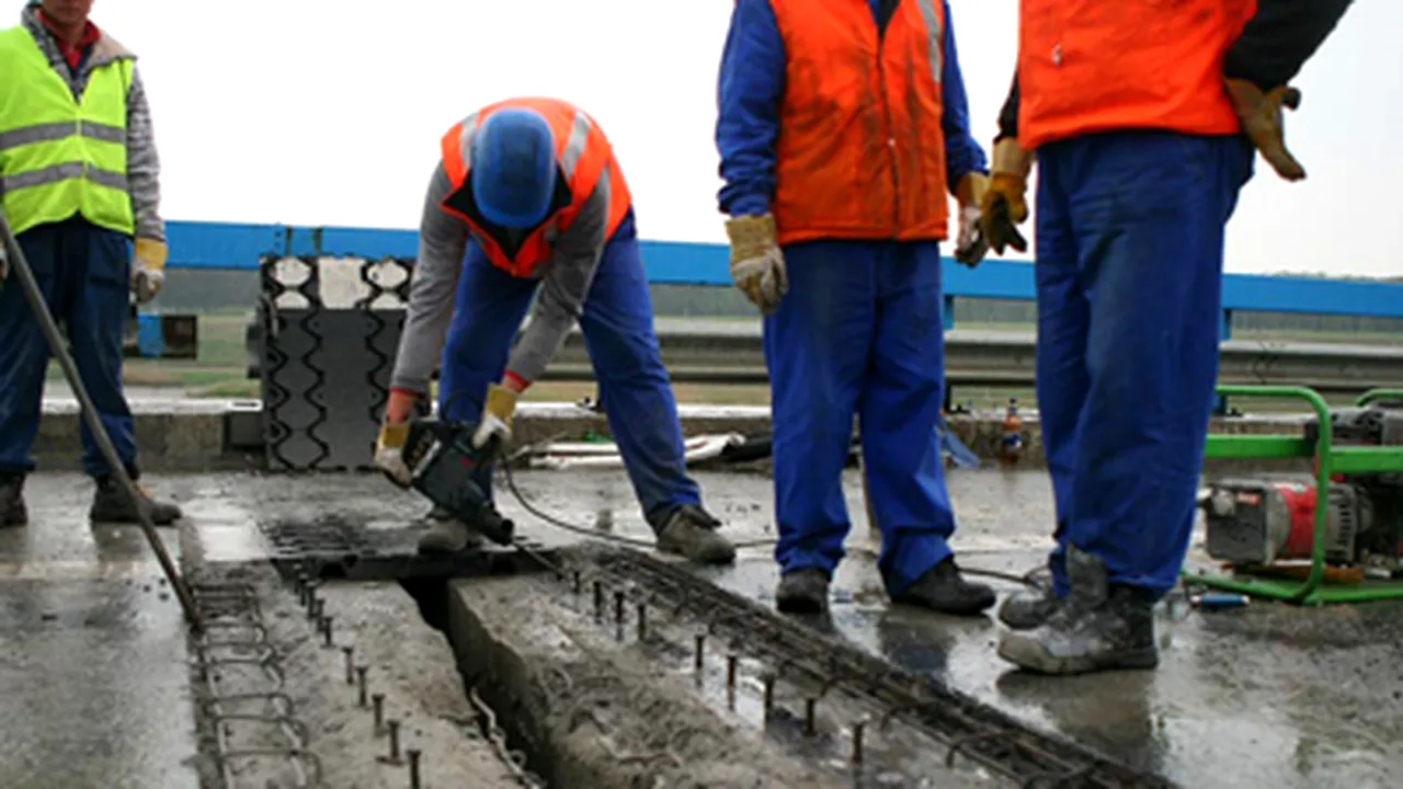 Pe Autostrada Soarelui cad bucăţi de pod. Oficialii jură că nu pică tot podul