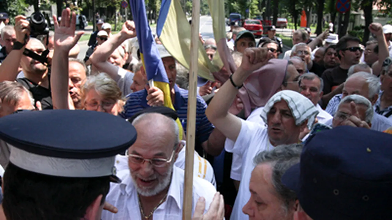 Zeci de revoluţionari au blocat Şoseaua Kiseleff