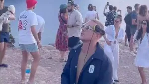 Un DJ riscă o amendă de 300.000 de euro, după ce a organizat o petrecere ilegală într-o rezervaţie naturală

